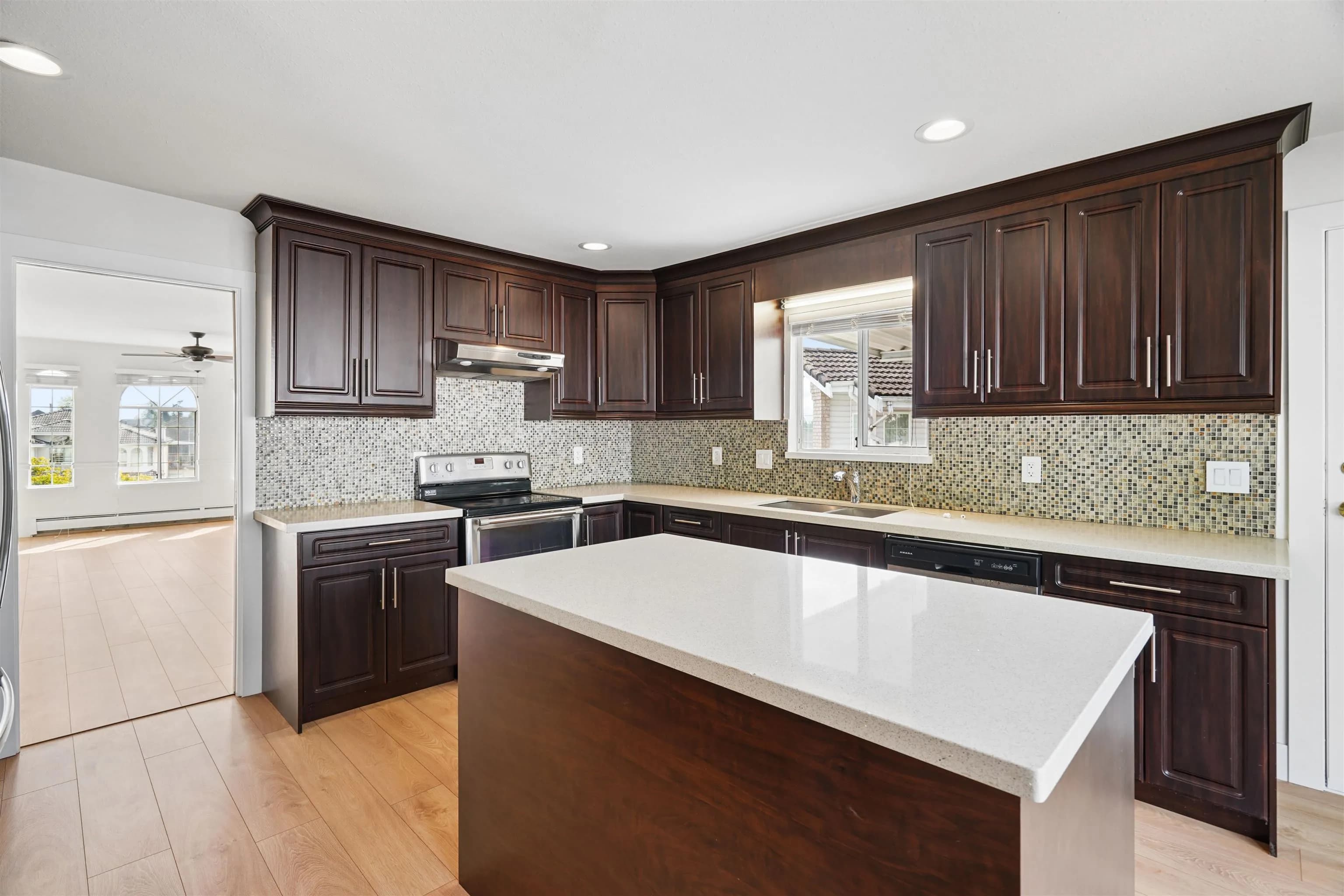 7021 143a Street, Surrey, BC V3W 0X5 — image 3