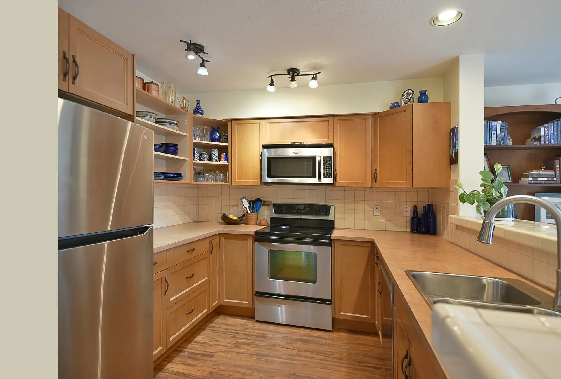 303 5711 Ebbtide Street, Sechelt, BC V7Z 0J5 — image 1