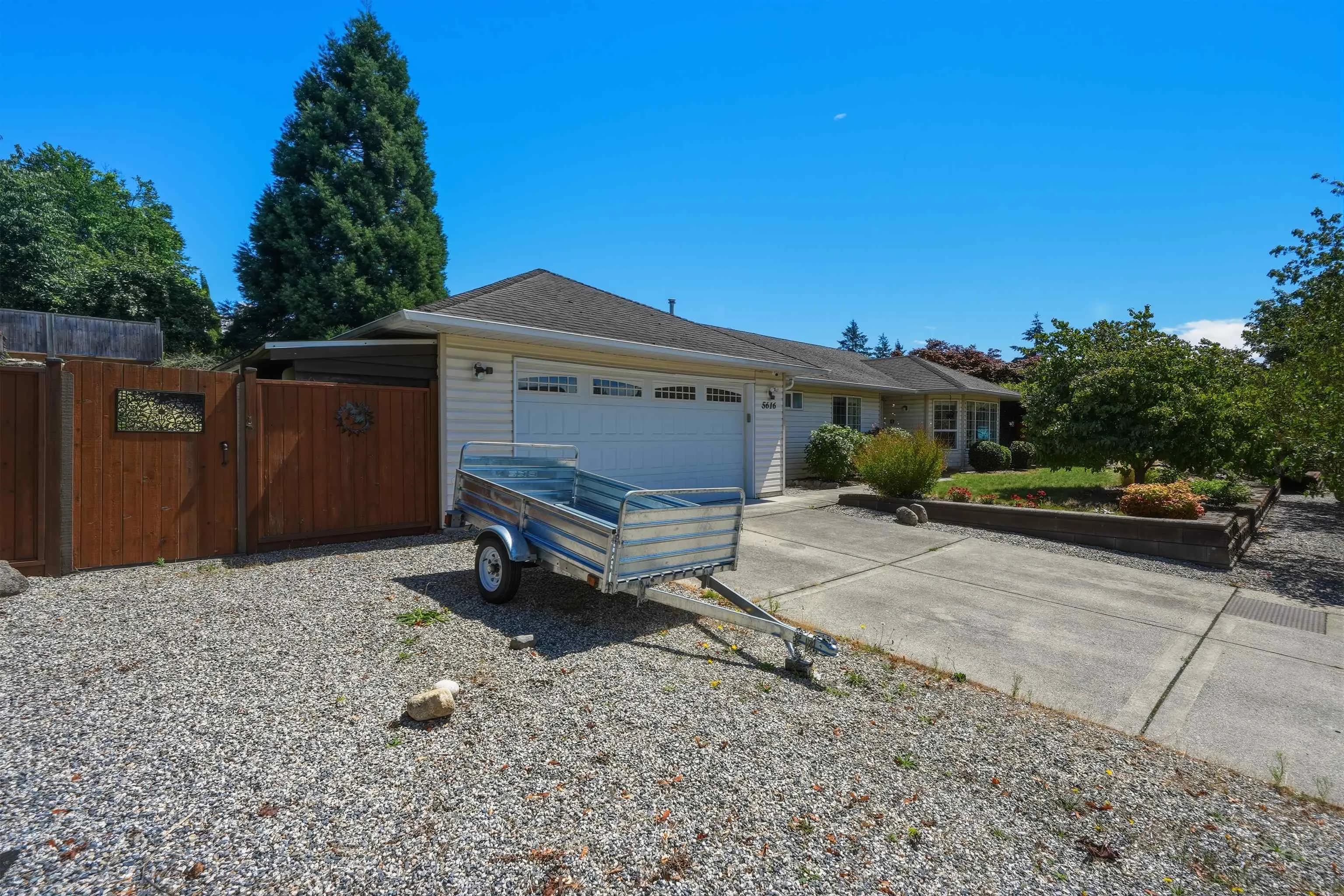5616 Emerson Road, Sechelt, BC V0N 3A7 — image 4